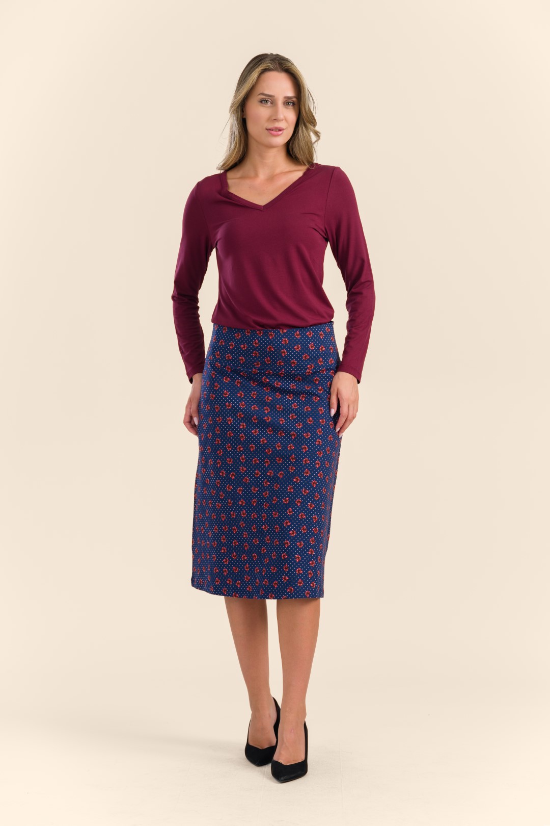 Claudia Skirt LAWI24137 - Hazeldot Blue - Front (Groot) Model draagt jurk met kleurrijke bloemenprint uit de wintercollectie van LaLamour voor 2024