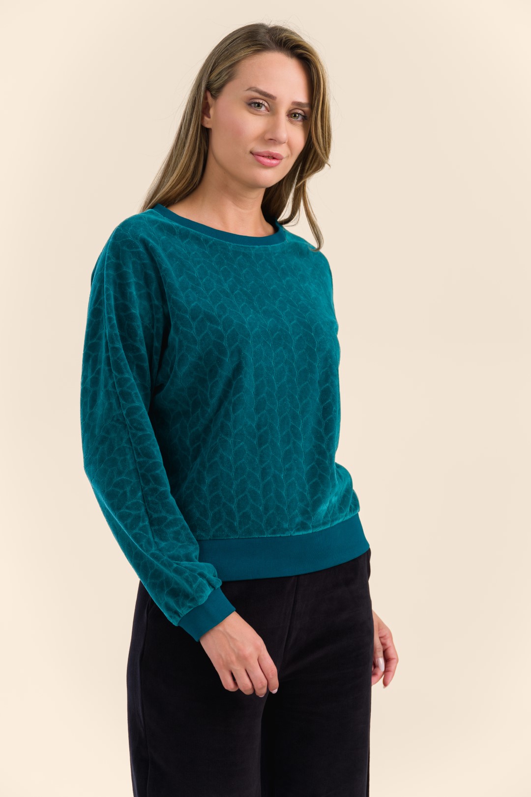 Eileen Top LAWI2409 - Ivy - Side (Groot) Model draagt blouse in retroprint in bruine print met golvende lijnen en groene broek uit de winter 24 collectie van LaLamour